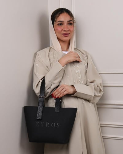 شنطة بتصميم واسع تكفي لأغراضك بلون أسود