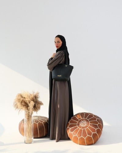 شنطة نسائية بمقاس متوسط بلون أسود