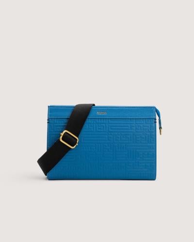 ‎ شنطة لاطلالتك العملية باللون الأزرق.