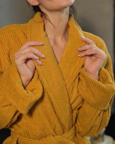 روب استحمام دافىء باللون الأصفر