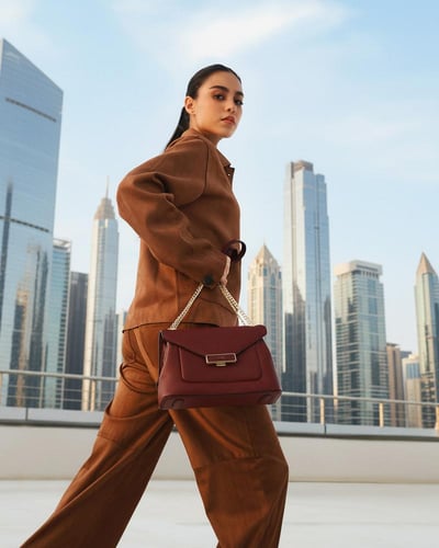 شنطة نسائية بحجم متوسط بلون عودي