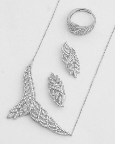 طقم اكسسوار نسائي فاخر باللون الفضي