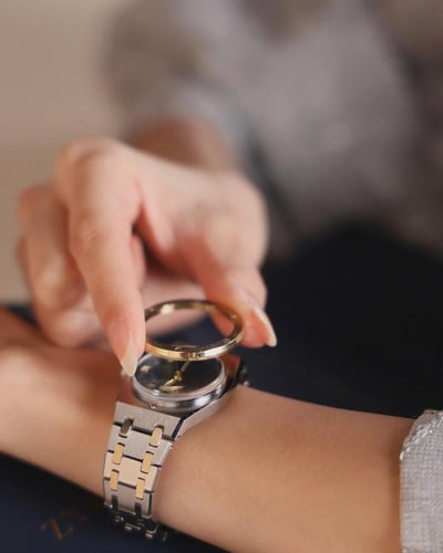 ساعة فاتن النسائية ستيل بإطار متغير بلون ذهبي وفضي