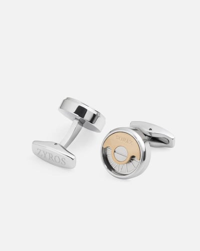 كبك رجالي يصف معاني الأناقة بلون فضي