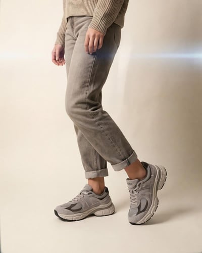 حذاء نسائي رياضي أنيق بلون رمادي