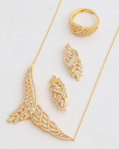 طقم اكسسوار نسائي فاخر باللون الذهبي