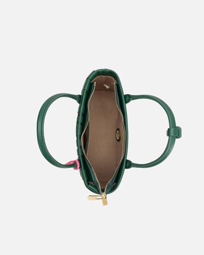 شنطة نسائية تعكس معاني الأناقة من الجلد بلون أخضر