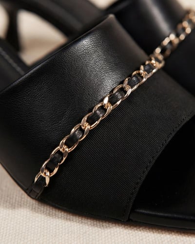 حذاء نسائي بكعب باللون الأسود