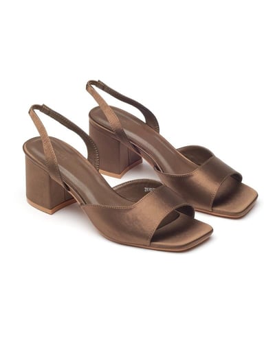 حذاء كعب نسائي بني بلغة البساطة الراقية