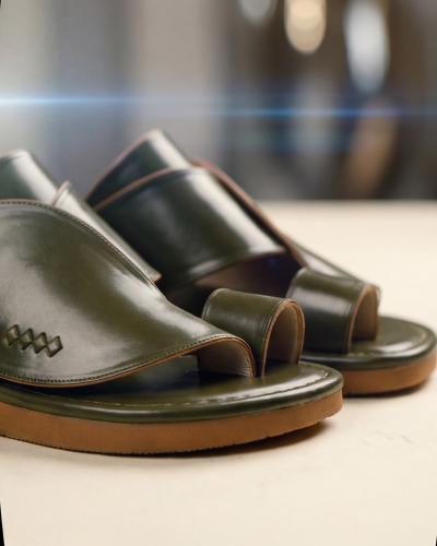 زيبرية رجالية من الجلد بلون زيتي