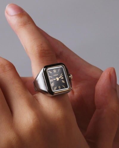 ساعة الخاتم بتصميم مبتكر بلون ذهبي وفضي