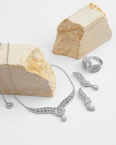 طقم اكسسوار نسائي جذاب باللون الفضي