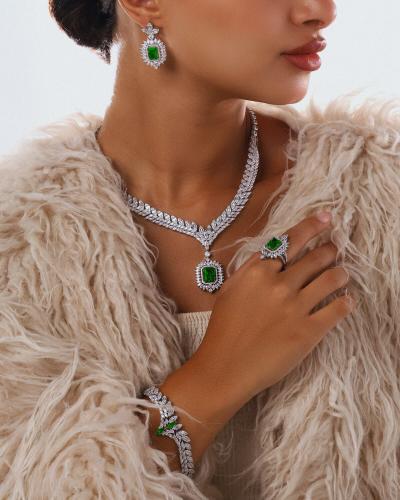 طقم اكسسوار نسائي ملكي بلون فضي وأخضر