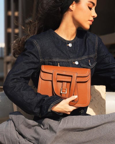 شنطة لاطلالتك العملية باللون البني