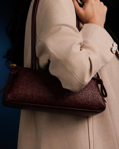 شنطة تعزز هويتك باللون العودي