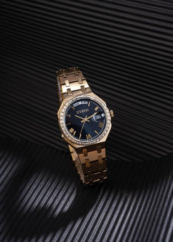 طقم من ساعة بلون ذهبي وطقم زركون