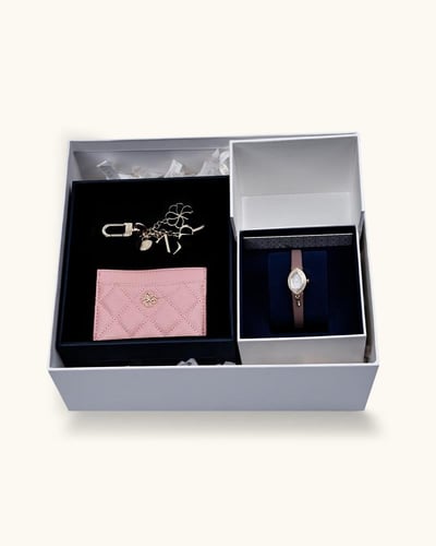 هدية نسائية من ساعة ومحفظة وميدالية