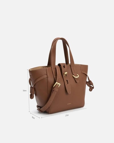 شنطة بحجم صغير ومناسب باللون البني