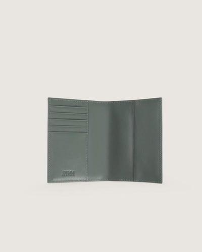 محفظة من الجلد الفاخر باللون الأخضر