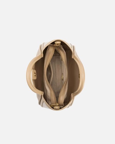 شنطة بتفاصيل فريدة وحجم واسع لإطلالة كل يوم بلون ب...