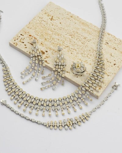 طقم نسائي زركون جذاب بلون فضي وذهبي