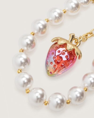 ميدالية مميزة بخرز لؤلؤي بلون ذهبي