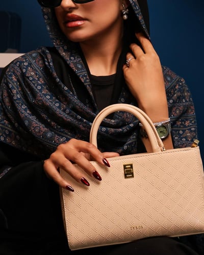 شنطة نسائية واسعة باللون البيج