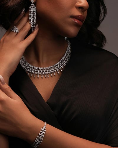 طقم نسائي زركون جذاب بلون فضي