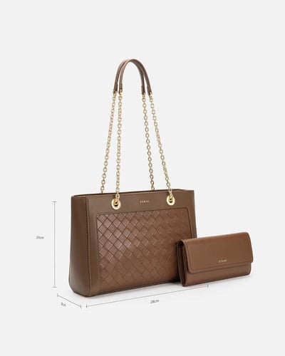 شنطة بتصميمها الواسع من الجلد بلون بني