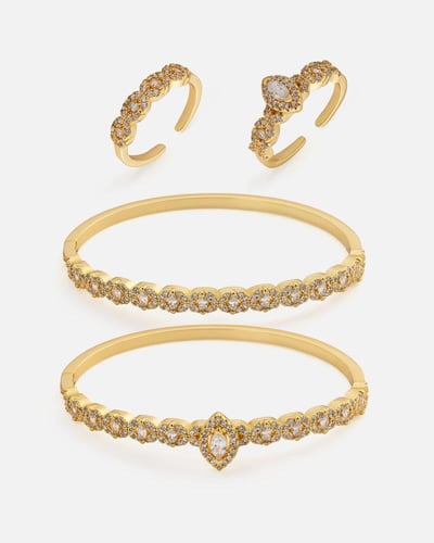 طقم نسائي أنيق باللون الذهبي