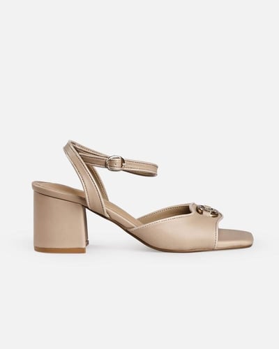 حذاء كعب نسائي كلاسيك باللون البيج