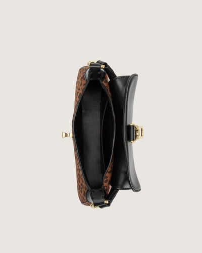 شنطة سَما النسائية بلون أسود مع نقشة جلد النمر