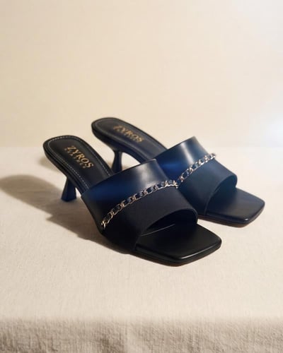 حذاء نسائي بكعب باللون الأسود