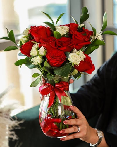 مزهرية ورد جميله من الجوري والبيبي روز