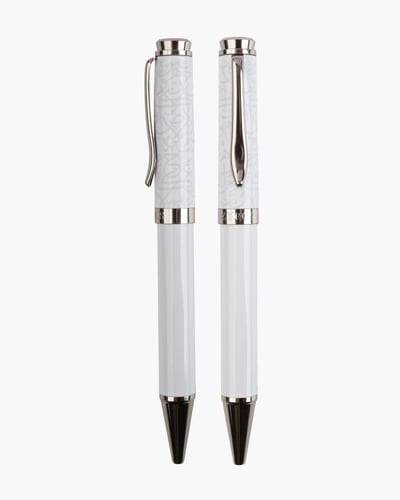 ‎ قلم رجالي فاخر بلون أبيض وفضي.