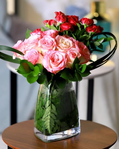 مزهرية ورد أنيقة من ورد الجوري والبيبي روز