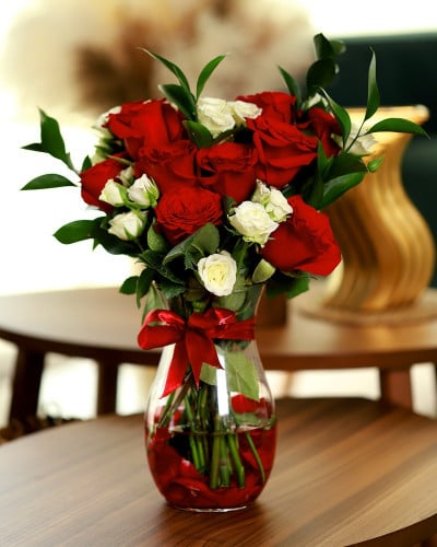 مزهرية ورد جميله من الجوري والبيبي روز