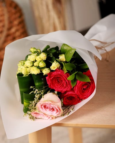 باقة ورد جميله من الروز والبيبي روز