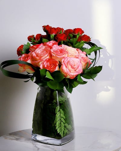 مزهرية ورد أنيقة من ورد الجوري والبيبي روز