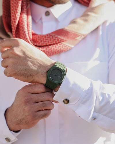 ساعة رجاليه بسير من الكاربون بلون أخضر