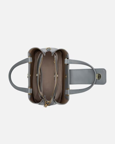 شنطة نسائية بتصميم عملي بلون رمادي.