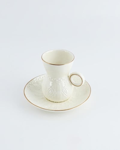 طقم قهوة وشاهي من السيراميك بلون أبيض.