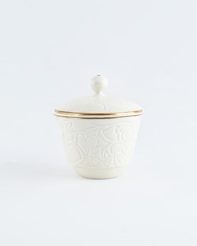 طقم فناجين قهوة وشاهي باللون الأبيض.