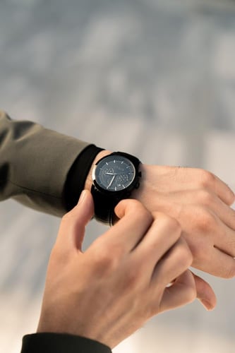 ‎ ساعة رجالية كلاسيك بلون أسود