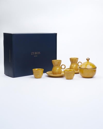 طقم قهوة وشاهي من السيراميك بلون أصفر.