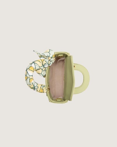 شنطة للبنات لكل يوم بلون أخضر فاتح.