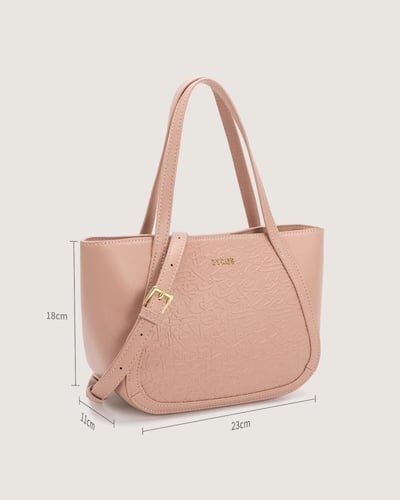 شنطة نسائية بتصميم كلاسيك بلون وردي.