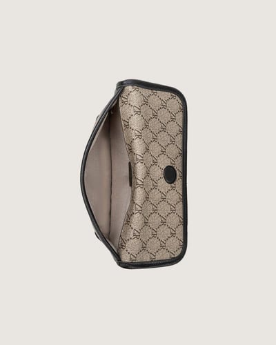 طقم هدية للجنسين من شنطة ومحفظة وميدالية.