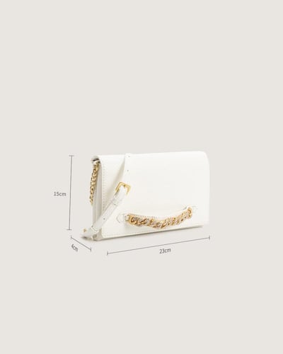 شنطة نسائية بمقاس متوسط بلون أبيض.