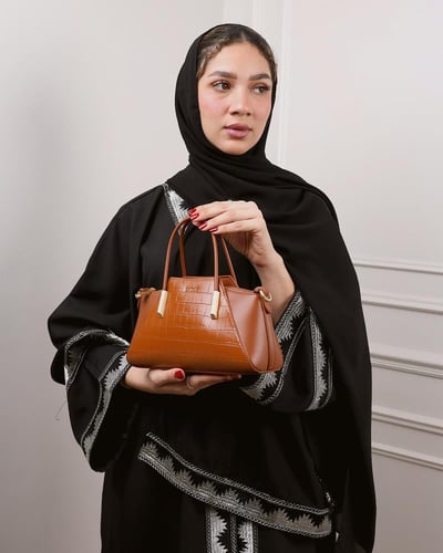 شنطة نسائية تعبر عن الثقة بمقاس متوسط بلون بني